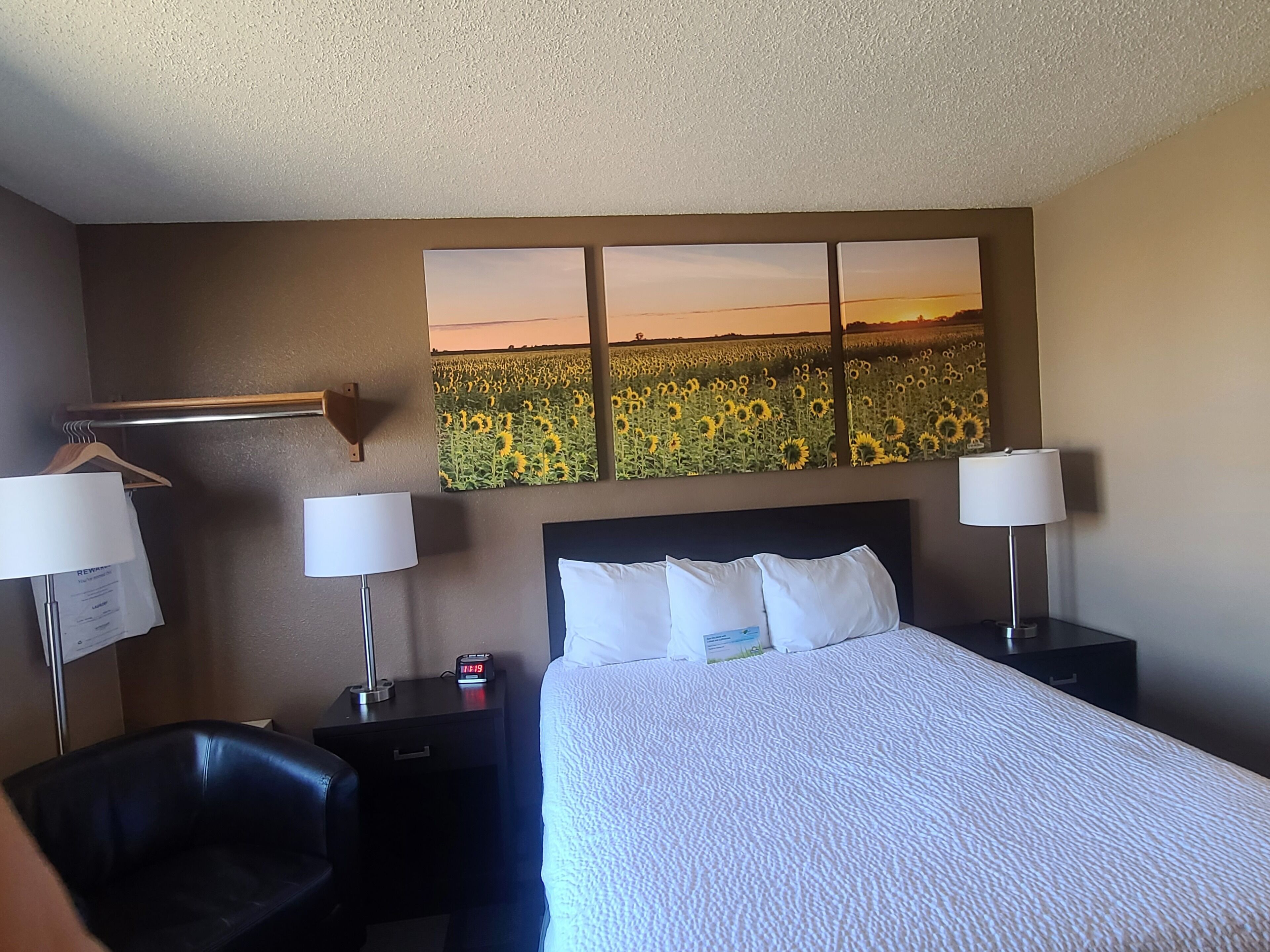 standard room, 1 queen bed | in-room safe, desk, free cots/infant beds, rollaway beds