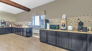 Une cuisine moderne dotée d’un îlot central, d’appareils électroménagers intégrés et d’un revêtement mural décoratif.