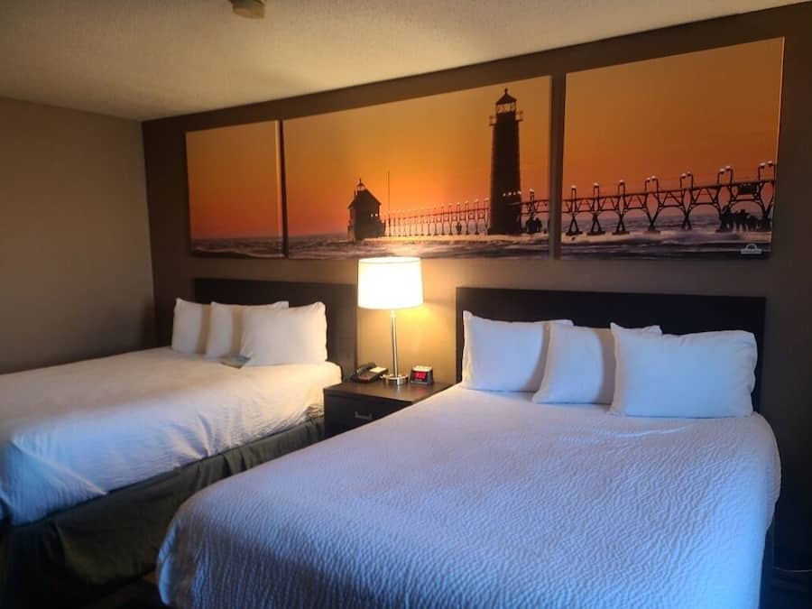 Habitación estándar, 2 camas Queen size | Caja de seguridad en la habitación, escritorio y cunas gratuitas