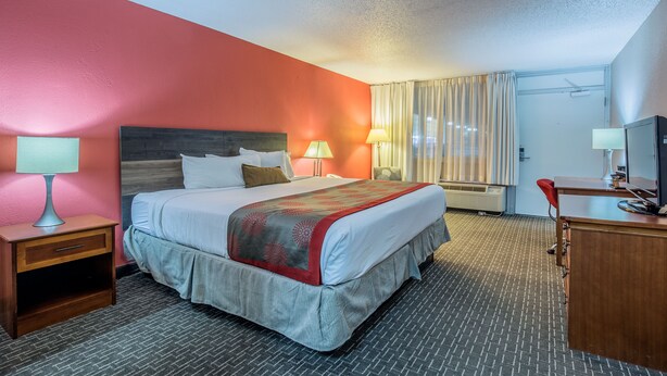 Room - Ramada Hotel & Conference Center by Wyndham Mitchell (Mitchell)
