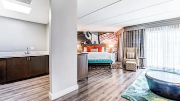 Suite, 1 cama King size | Ropa de cama hipoalergénica y escritorio