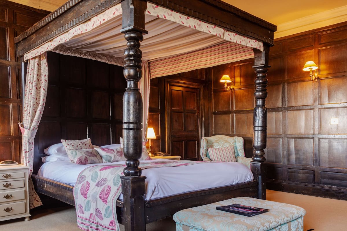 executive room, 1 double bed, non smoking (four poster bed) | 1 bedroom, premium bedding, in-room safe, desk