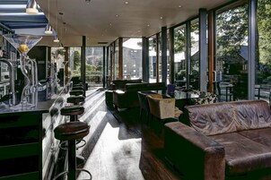 Melayani sarapan, makan siang, makan malam; sajian masakan Inggris