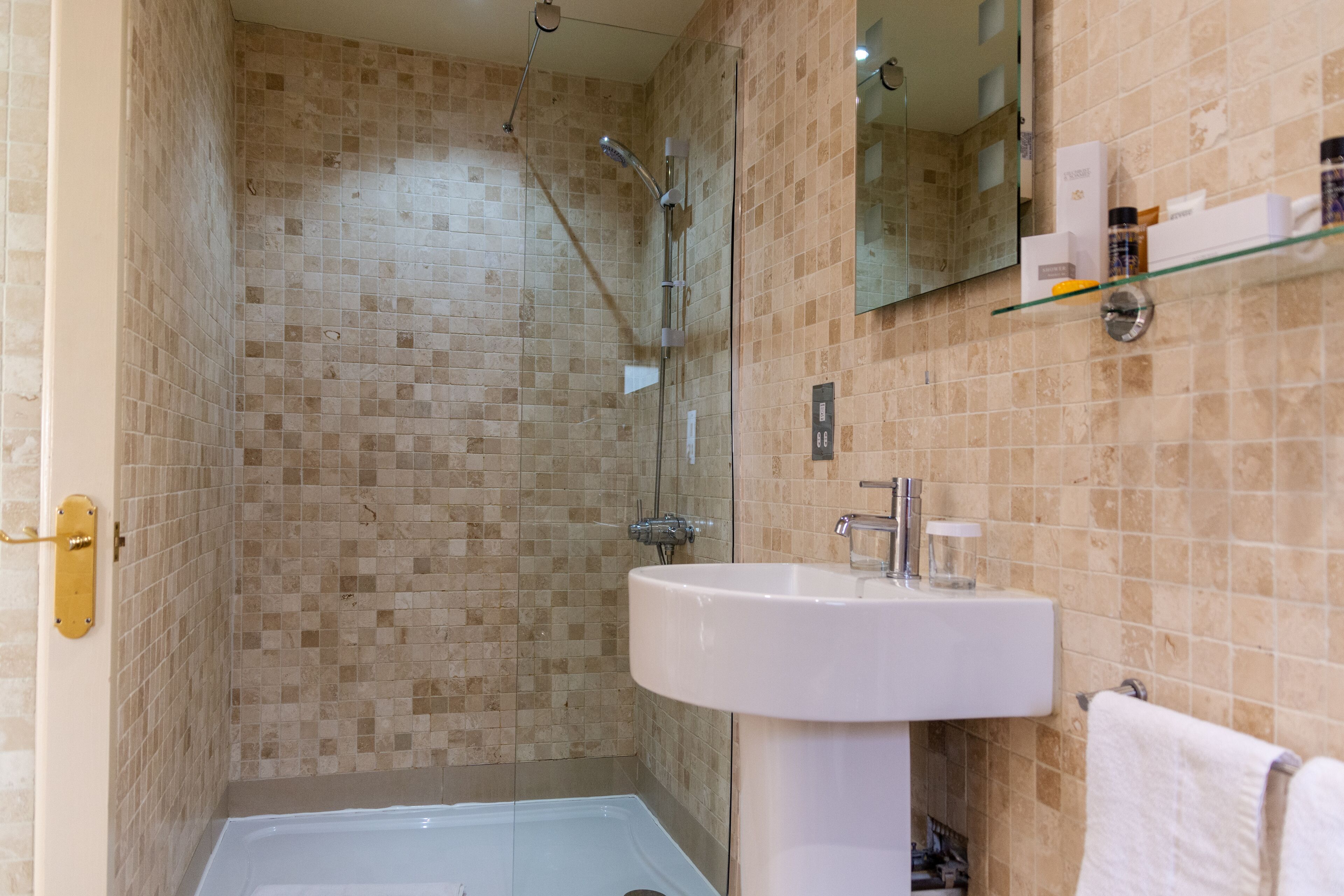 executive room, 1 double bed, non smoking (four poster bed) | bathroom | combined shower/bathtub, designer toiletries, hair dryer, towels