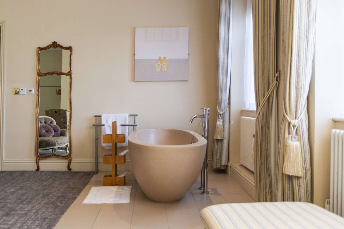 deluxe room, 1 double bed, non smoking (view) | bathroom | combined shower/bathtub, designer toiletries, hair dryer, towels