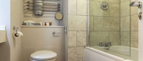 Un baño con inodoro, ducha y bañera.