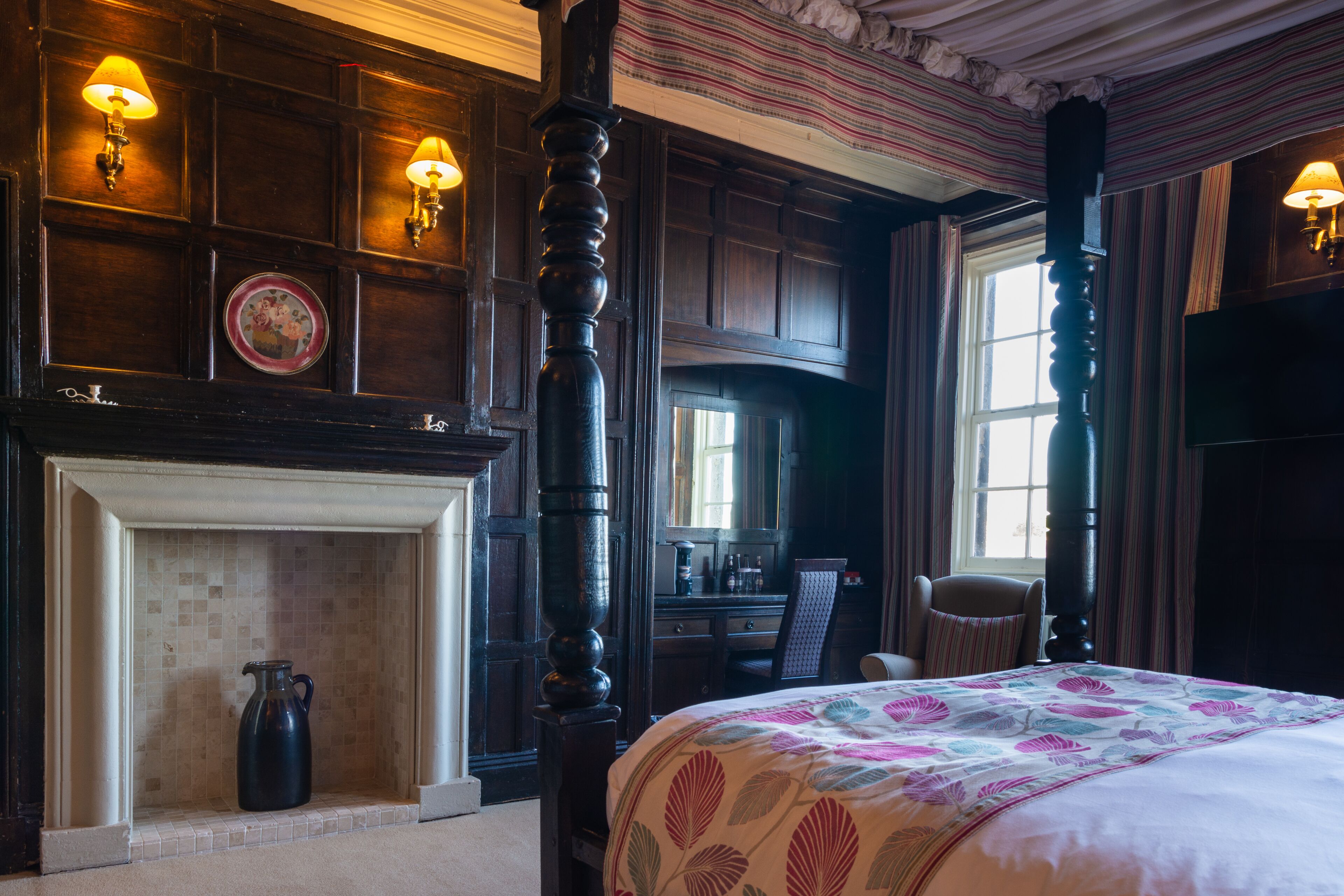 executive room, 1 double bed, non smoking (four poster bed) | 1 bedroom, premium bedding, in-room safe, desk