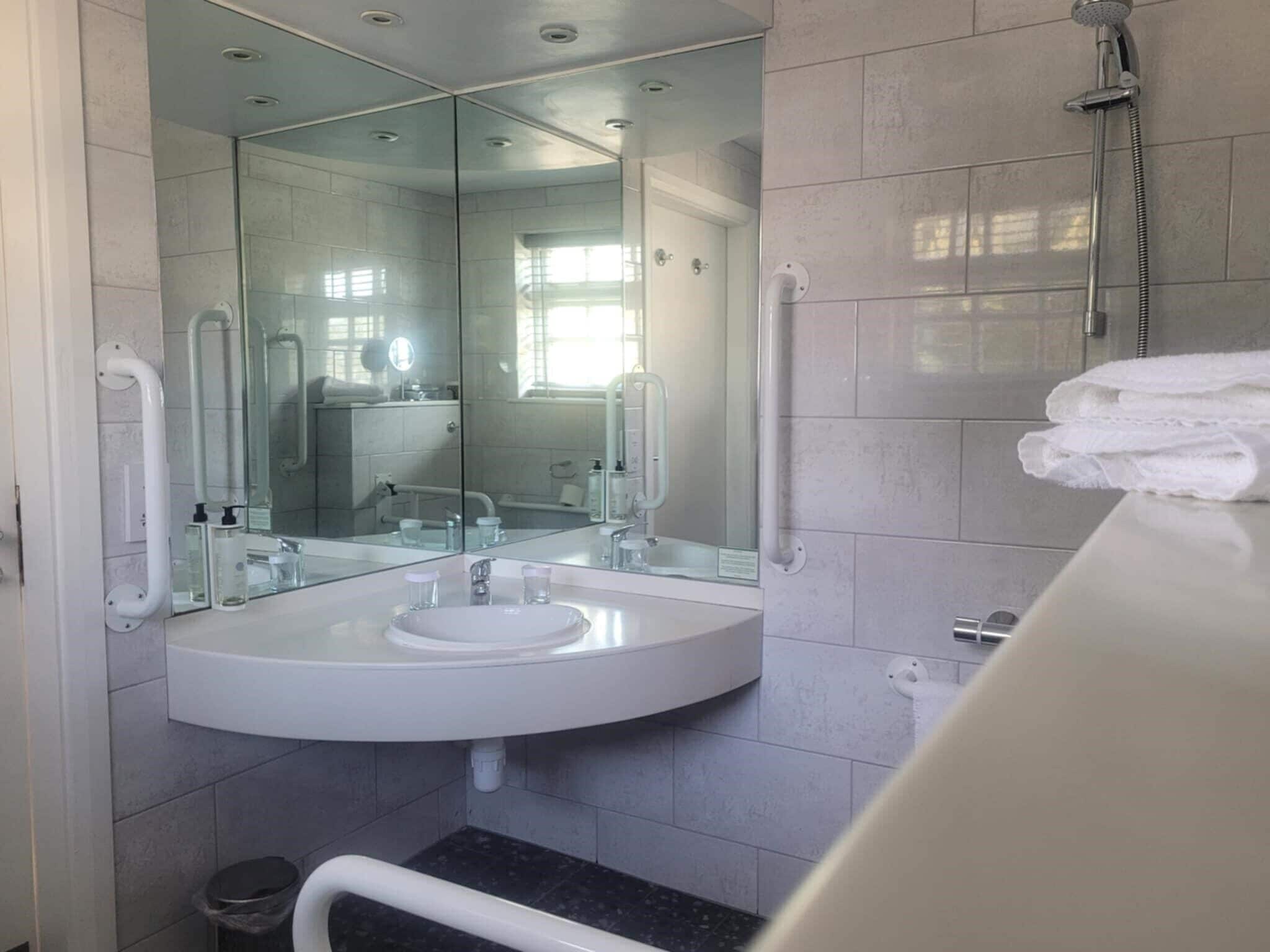 comfort room, 2 single beds, non smoking | bathroom | combined shower/bathtub, designer toiletries, hair dryer, towels