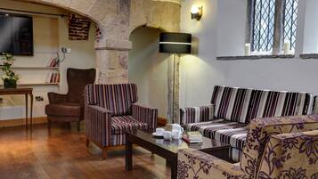 Breakfast, lunch, dinner served; British cuisine