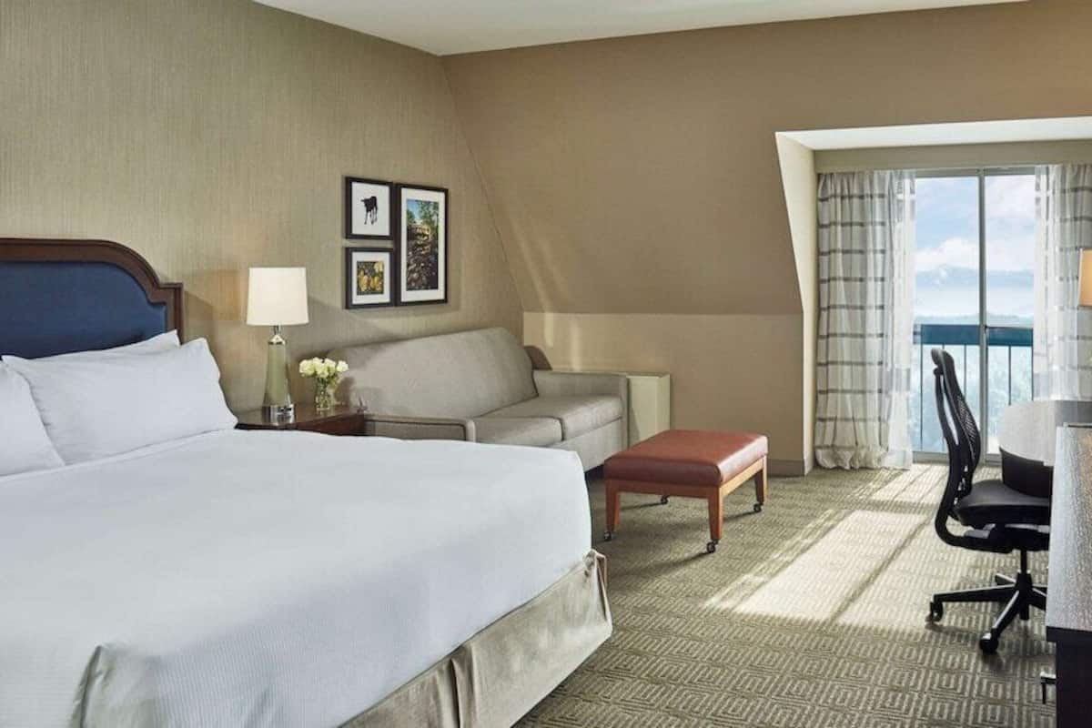 Premium bedding, in-room safe, desk, laptop workspace