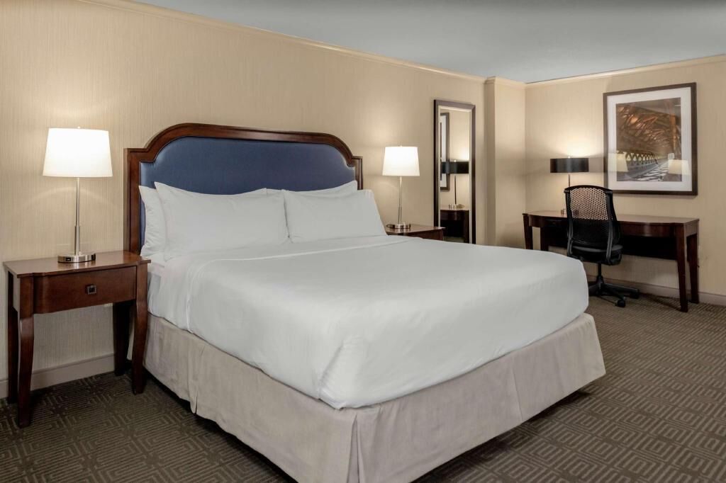 Premium bedding, in-room safe, desk, laptop workspace