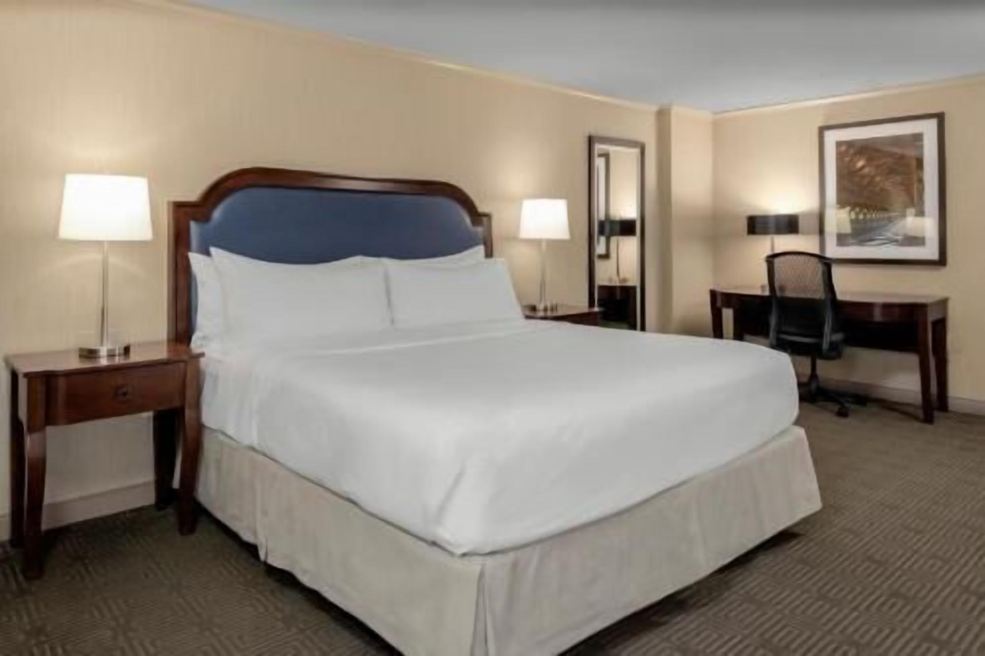 Premium bedding, in-room safe, desk, laptop workspace