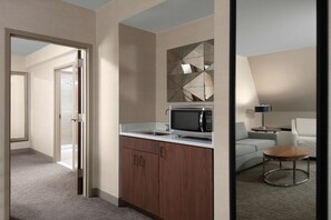 Suite, 1 habitación, vistas a la montaña | Ropa de cama de alta calidad, caja fuerte, escritorio