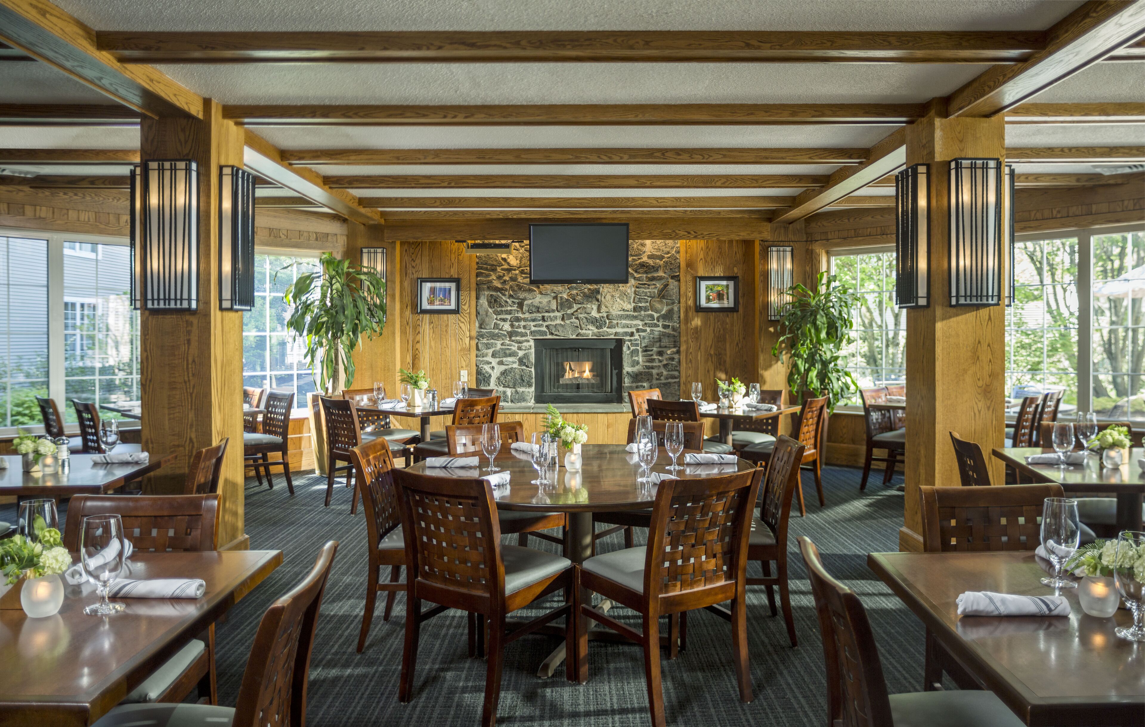 2 restaurants, breakfast, lunch, dinner served; American cuisine