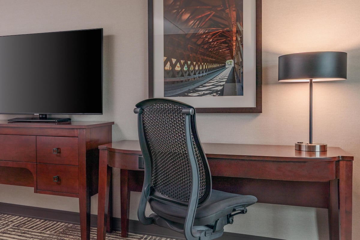 Premium bedding, in-room safe, desk, laptop workspace