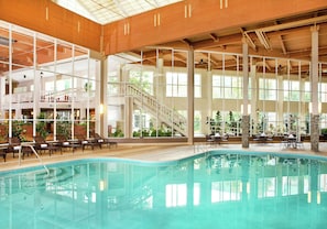 Piscine couverte, accès possible de 06 h 00 à 20 h 00, chaises longues