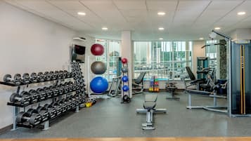 Ett gym med vikter, träningsbollar och konditionsmaskiner.