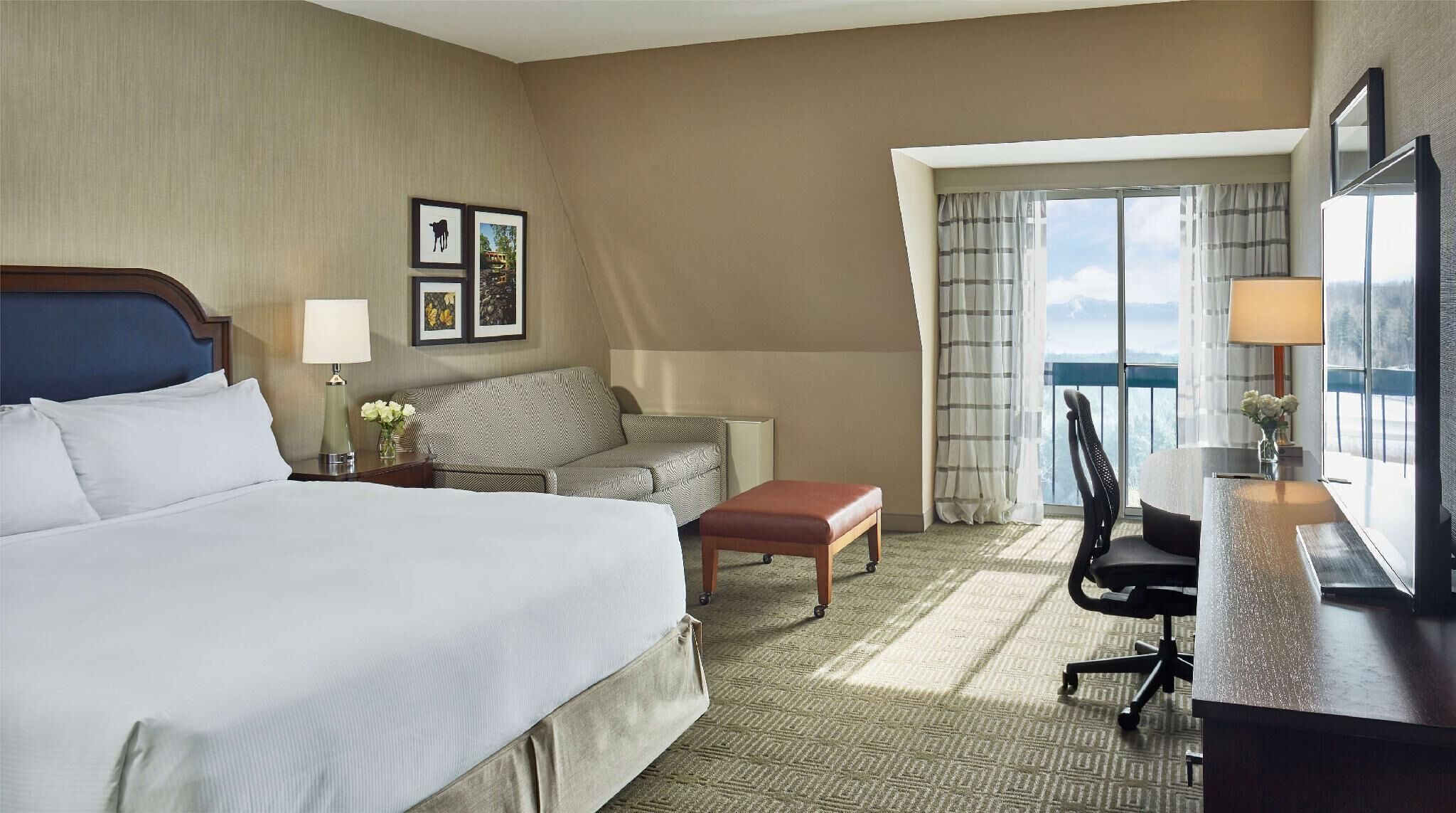 Premium bedding, in-room safe, desk, laptop workspace