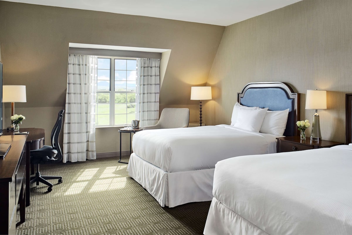 premium bedding, in-room safe, desk, laptop workspace