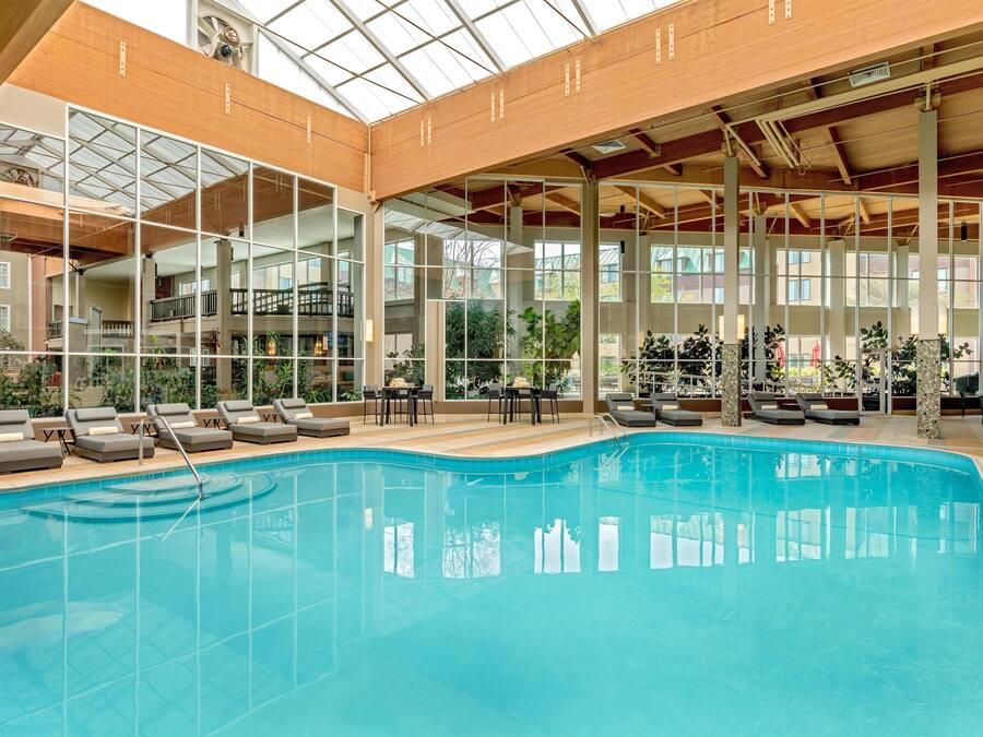 Piscine couverte, accÚs possible de 06 h 00 à 20 h 00, chaises longues