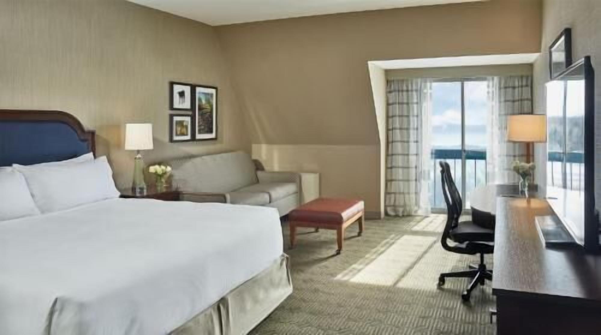 Premium bedding, in-room safe, desk, laptop workspace