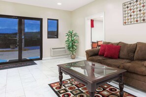 Lobby - Ramada by Wyndham Pelham (Pelham)