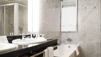 Un baño moderno con lavamanos doble, bañera e hidromasaje.