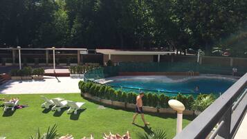 Alberca al aire libre por temporada y camastros