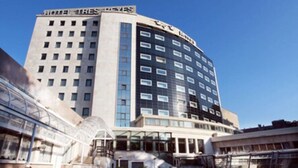 A hotel with a large pool, modern architecture, and multiple floors. - Hotel Tres Reyes Pamplona (Pamplona)