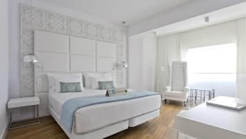 1 dormitorio, minibar, caja fuerte y escritorio