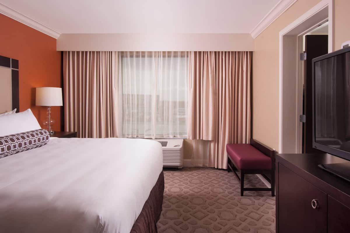 Suite, 1 Bedroom | Peralatan tempat tidur premium, peti besi dalam bilik, meja 
