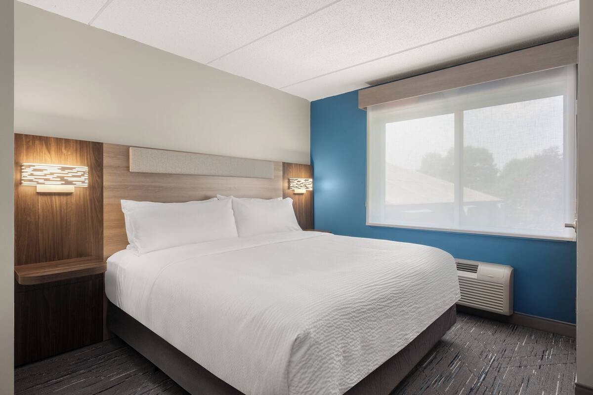 Suite, 2 Bedrooms | In-room safe, soundproofing, iron/ironing board, WiFi (free)