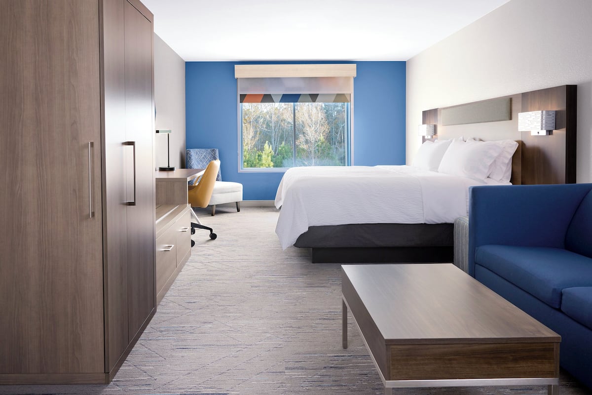 Standard Room, 1 King Bed, Jetted Tub | In-room safe, soundproofing, iron/ironing board, free WiFi