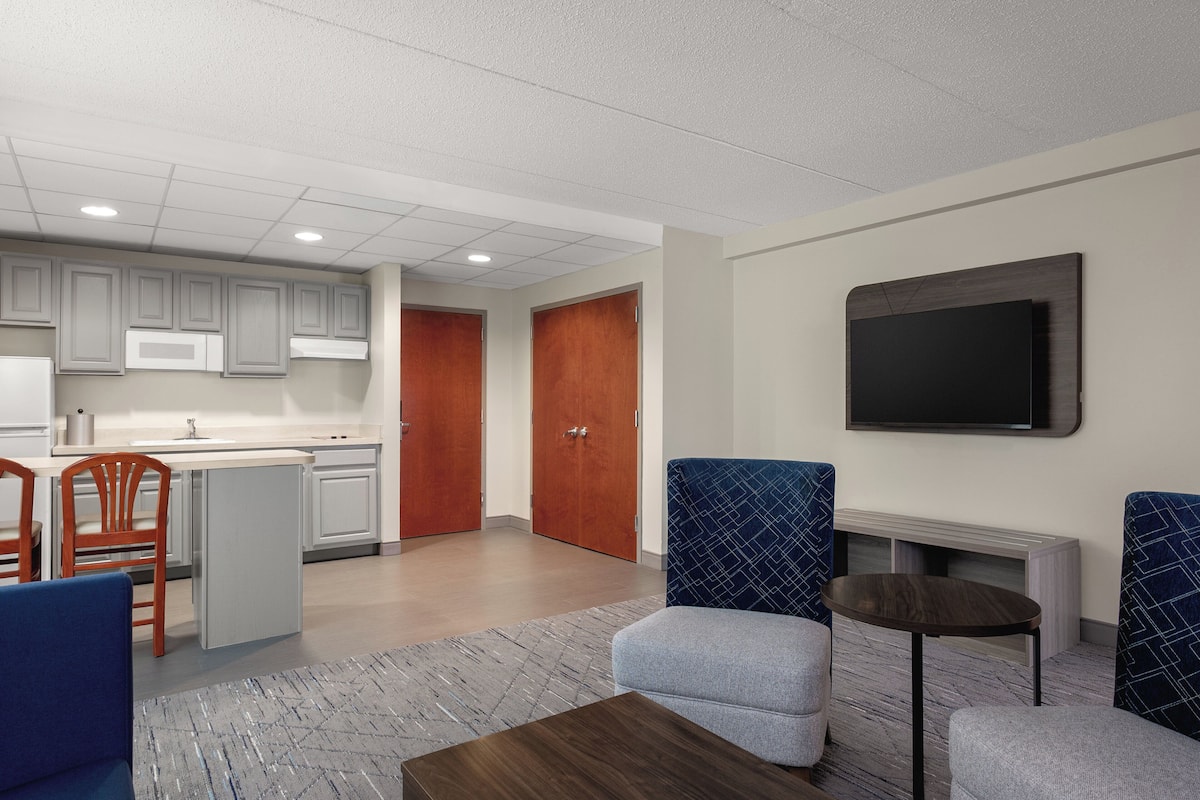 In-room safe, soundproofing, iron/ironing board, free WiFi