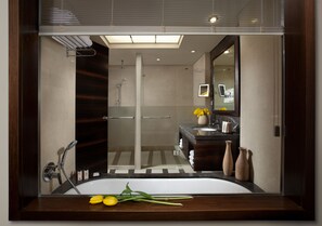 Articles de toilette gratuits, sèche-cheveux, chaussons