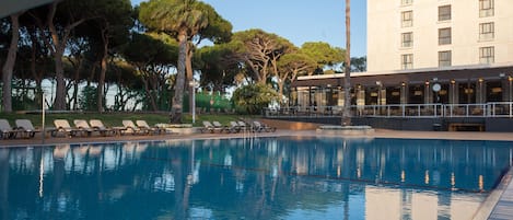 Piscine extérieure (ouverte en saison), chaises longues