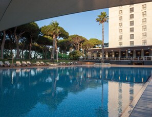 Piscina externa sazonal, espreguiçadeiras