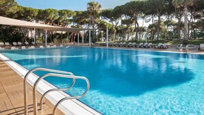 A swimming pool with lounge chairs and a pergola. - The Dan Carmel Hotel (Haifa)