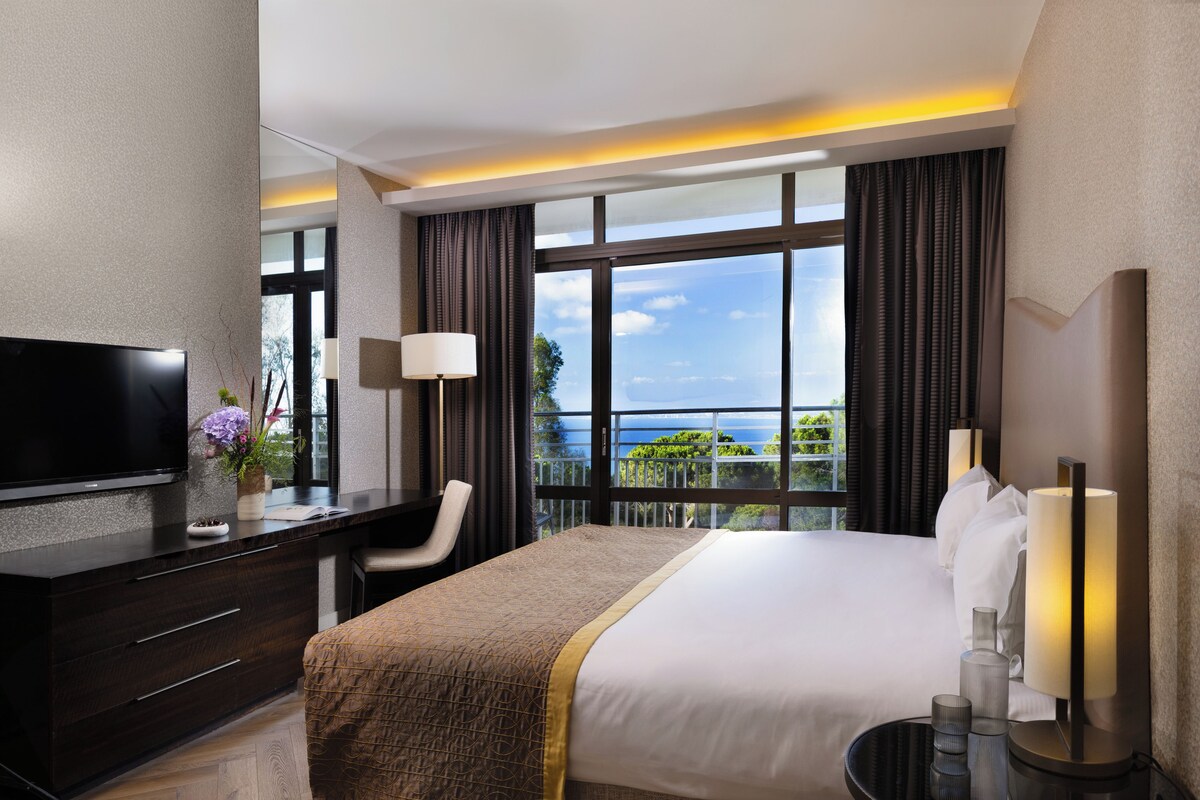 Deluxe Room, Bay View | Minibar, in-room safe, desk, soundproofing
