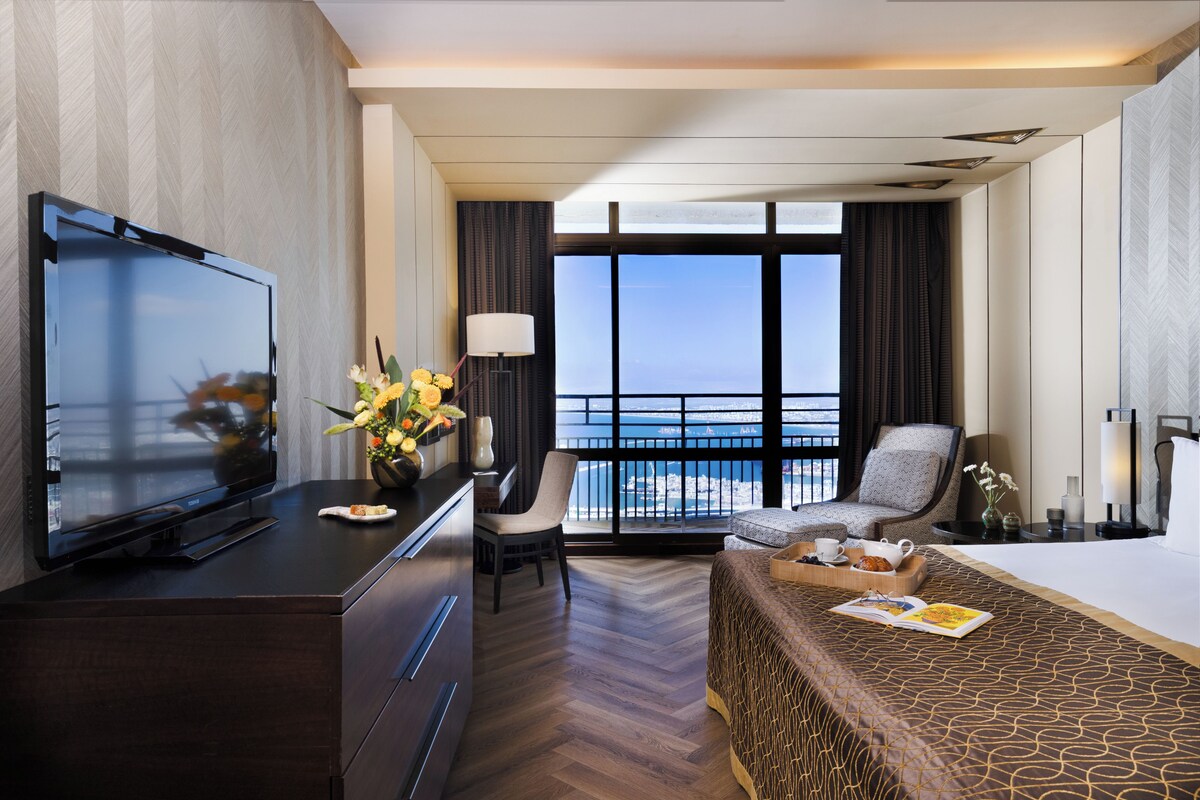 Executive Room, Club Lounge Access, Bay View | Minibar, in-room safe, desk, soundproofing