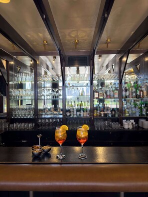 2 restaurants, breakfast, lunch, dinner served; international cuisine 