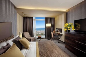 Minibar, caja de seguridad en la habitación y escritorio