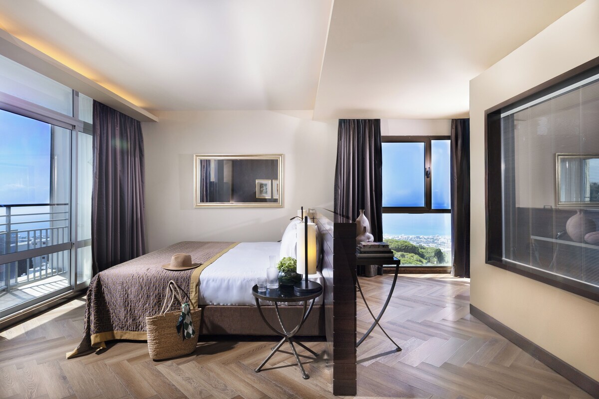 Studio Suite, Club Lounge Access, Sea View | Minibar, in-room safe, desk, soundproofing