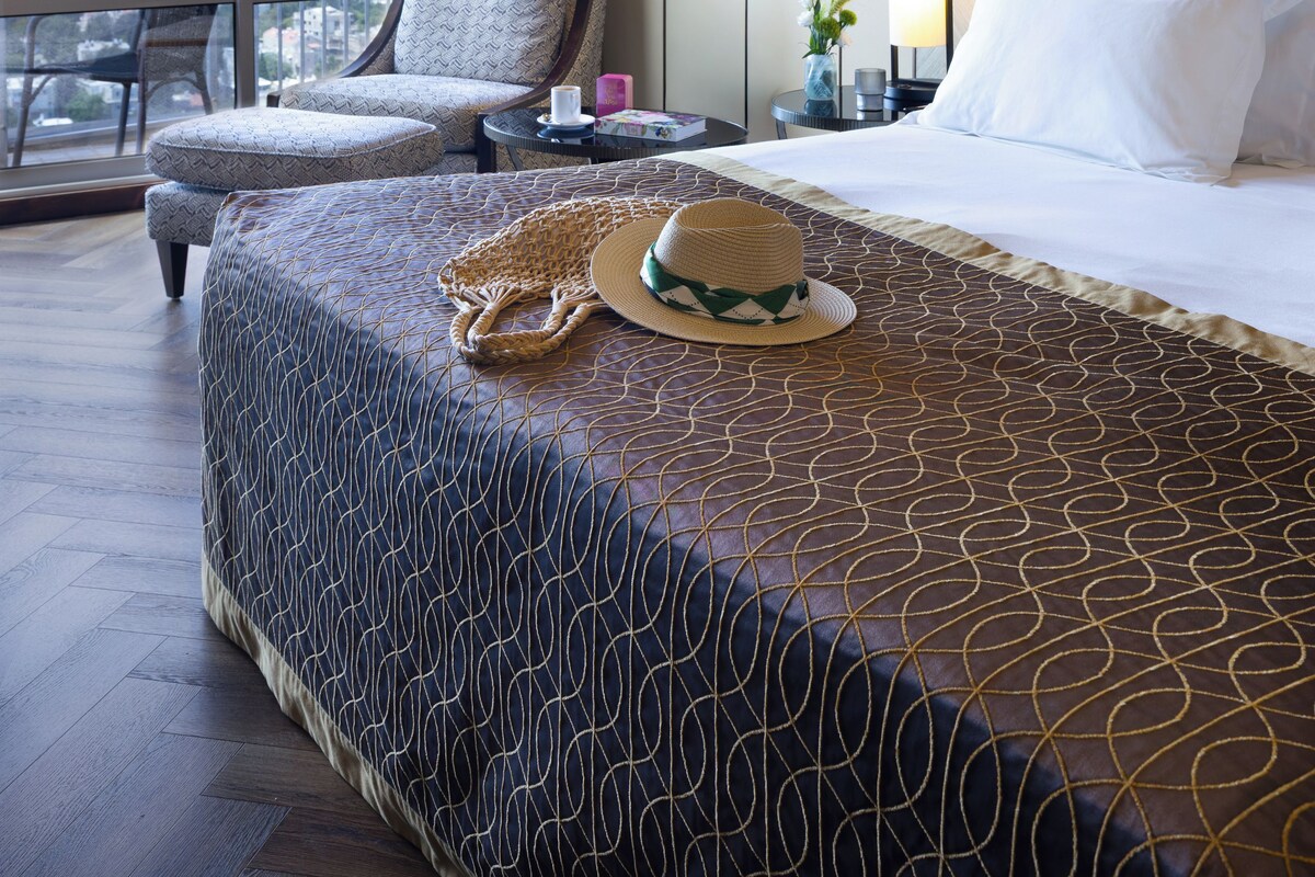 Executive Room, Mountain View | Minibar, in-room safe, desk, soundproofing