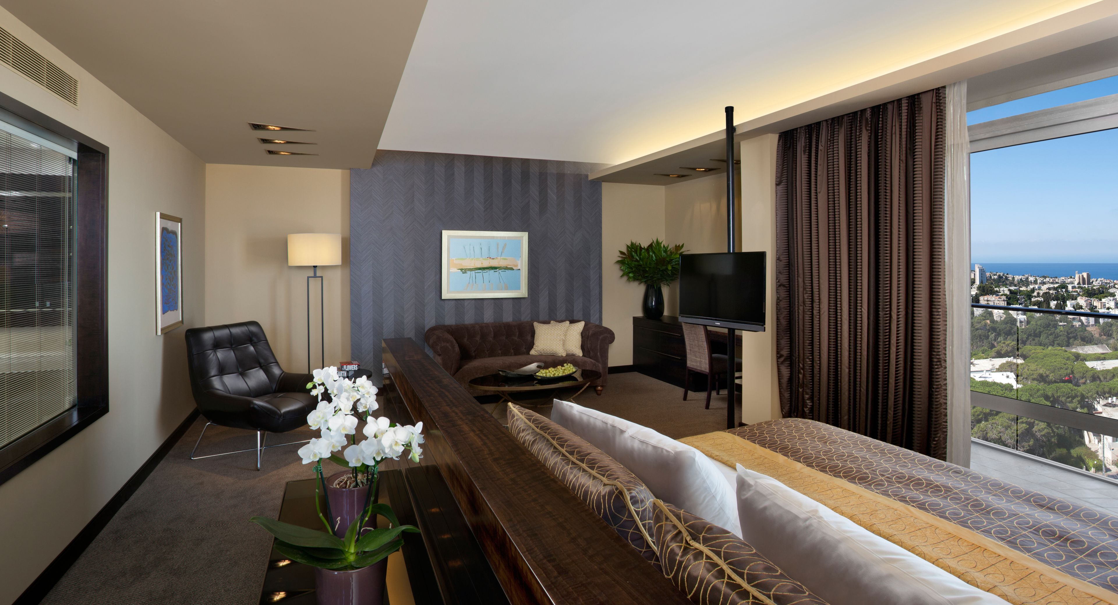 studio suite, club lounge access, sea view | living area | lcd tv