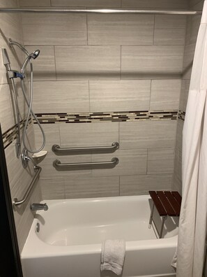 Kamar Single, 1 Tempat Tidur King, akses difabel | Kamar mandi | Kombinasi shower/bathtub, pengering rambut,  dan handuk