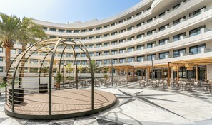 3 bars/lounges, rooftop bar