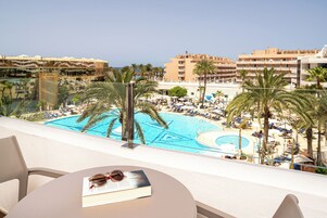 Minibar, caja fuerte, escritorio y cortinas opacas