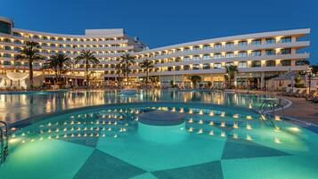 2 piscinas al aire libre, sombrillas, tumbonas