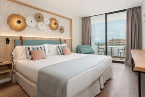 Minibar, caixa forta a l'habitació, escriptori i cortines opaques 